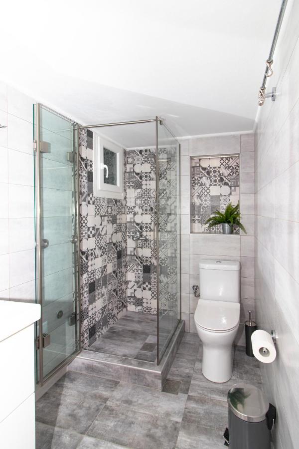 Large, Sunny, Modern Apartment Fully Renovated, Next To Agia Sofia Salonicco Esterno foto